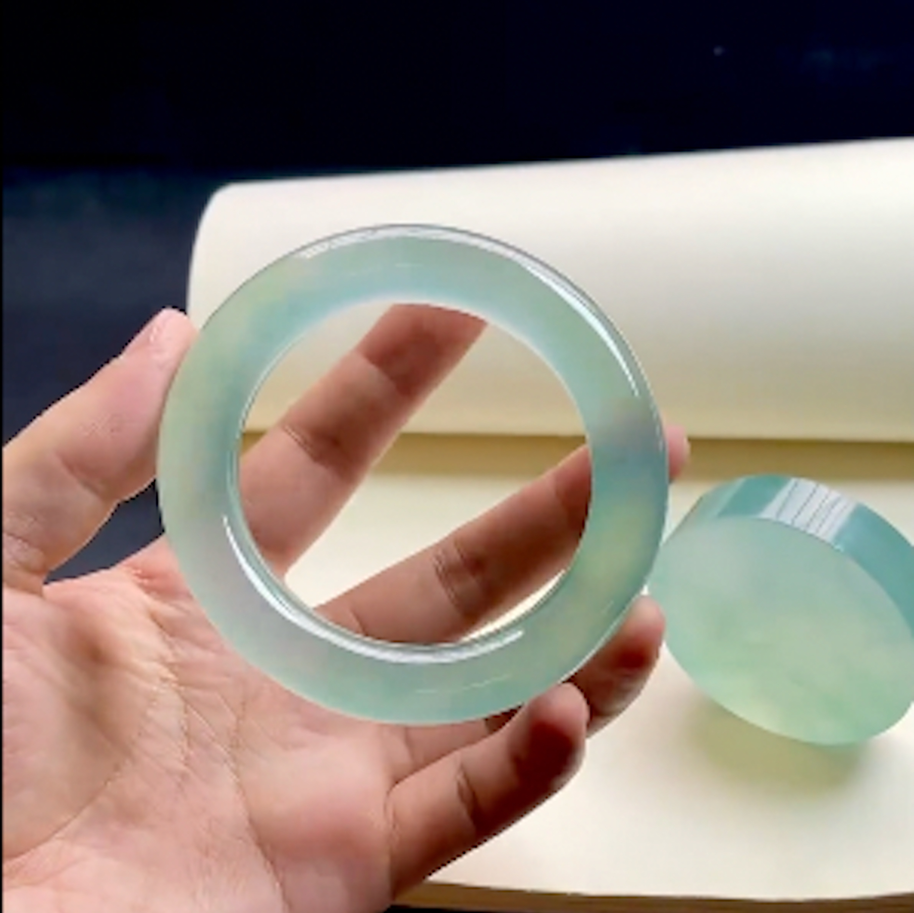 天空蓝翡翠手镯,货主开价780万,起货美翻了!