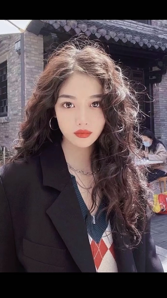 天冷了快来烫个头发保暖吧,永远不会直的法式慵懒烫,洋气又时尚