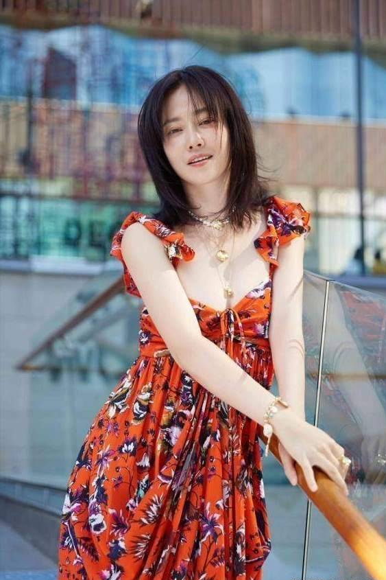 不愧是演技派女神!39岁谭卓,身材饱满太撩人了