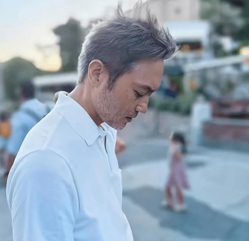 袁咏仪晒一家出海照!穿短裤大秀美腿,张智霖一头白发变化明显