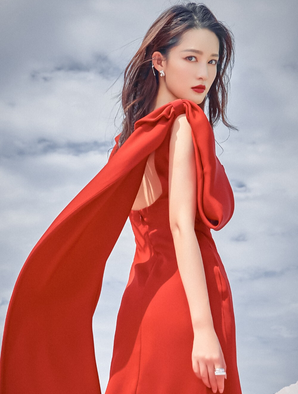 笨蛋美人李沁:与杨洋合影十指紧扣,被王大陆揩油却不敢反抗1