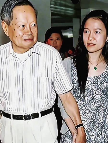 82岁的杨振宁娶了28岁的翁帆,答应为她活到100岁,如今做到了-度小视
