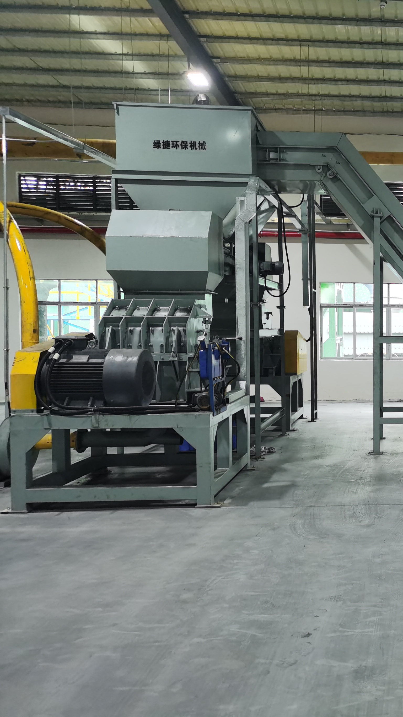 锂电池破碎设备一种锂电池电芯极片破碎及分离装置