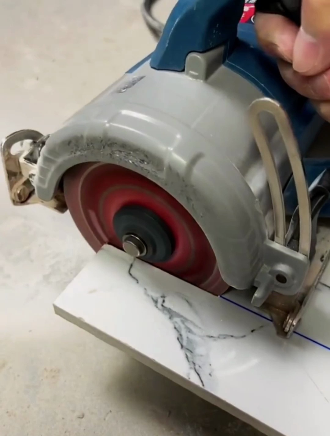 切割瓷砖不崩瓷的关键因素,还有很多师傅不知道,确实吃亏啊!