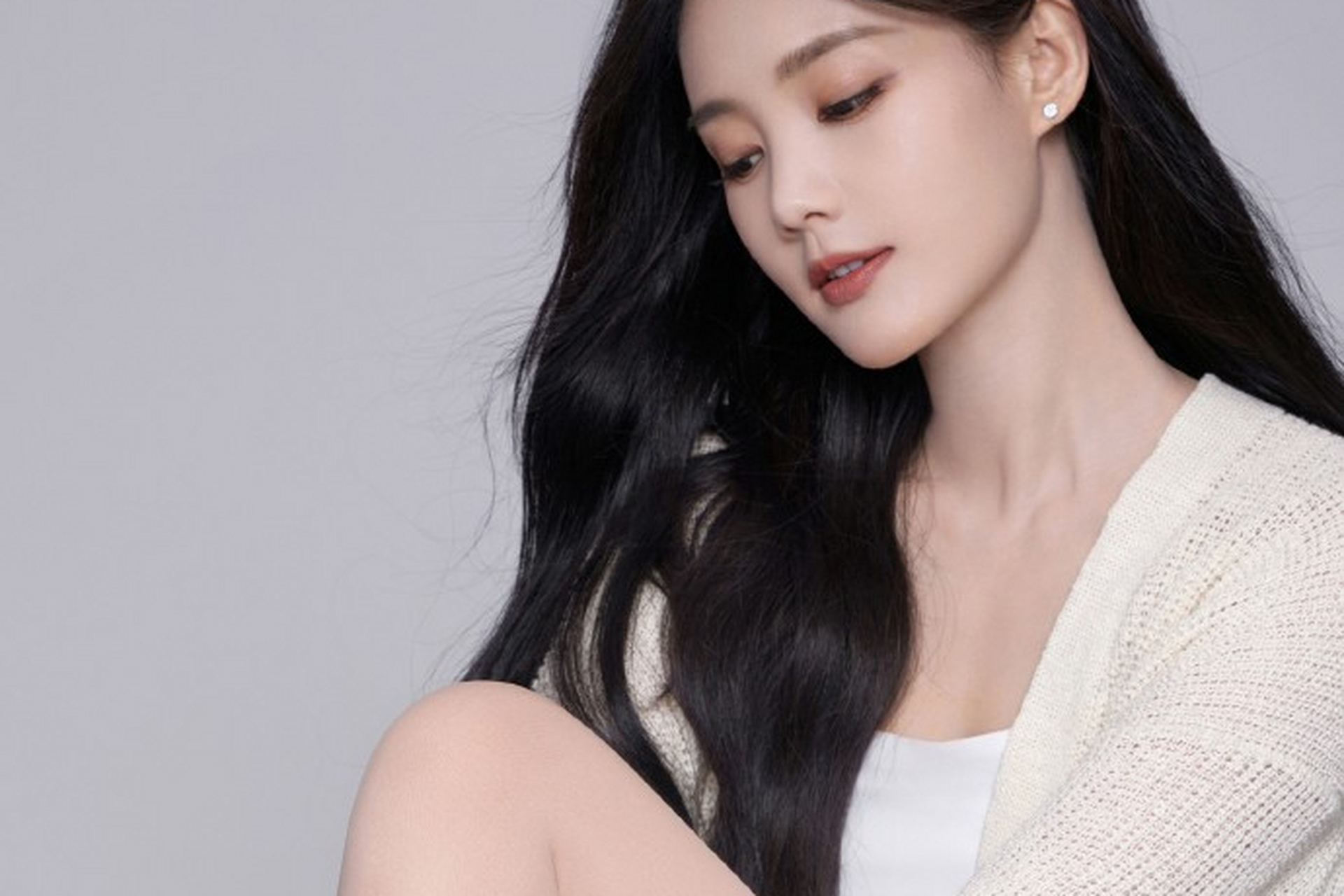 李一桐成为cocotuuna品牌代言人,其美貌和身材备受关注,拍摄的代言