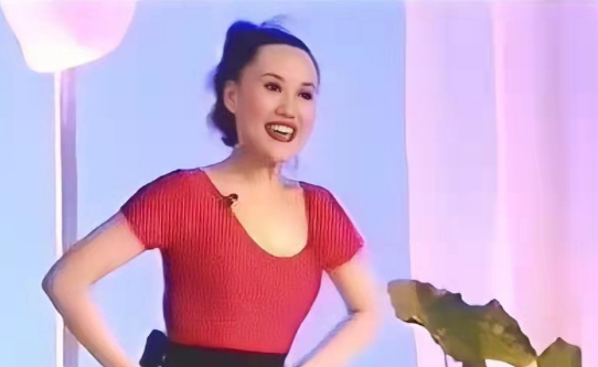 2001年,41岁的健美女皇马华突然离世,死前身上出现大片红紫斑痕