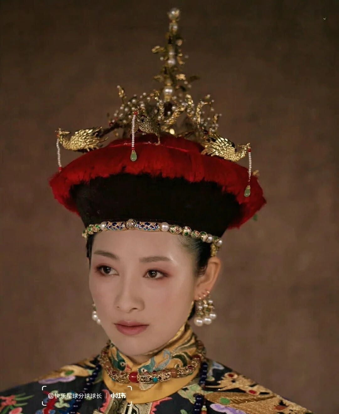 当《甄嬛传》的娘娘们穿上朝服,眉姐姐端庄大气,但世兰更美