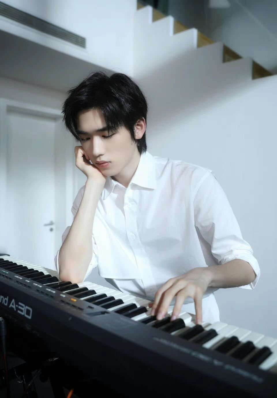 宋亚轩的气质真出众,简单的白衬衫,他穿上就很有"贵族感"