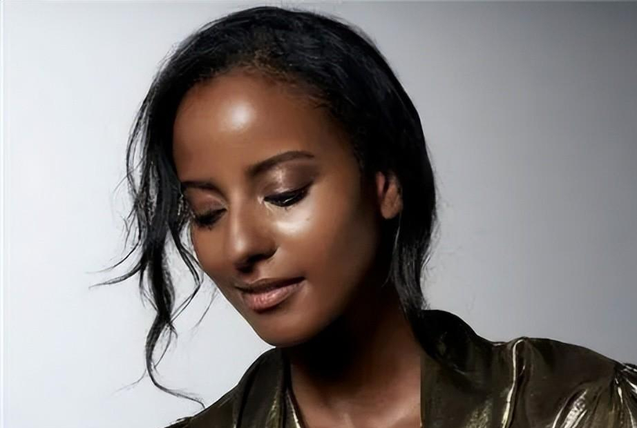 非洲最美女孩萝拉因长相漂亮被禁止出门如今已成为模特