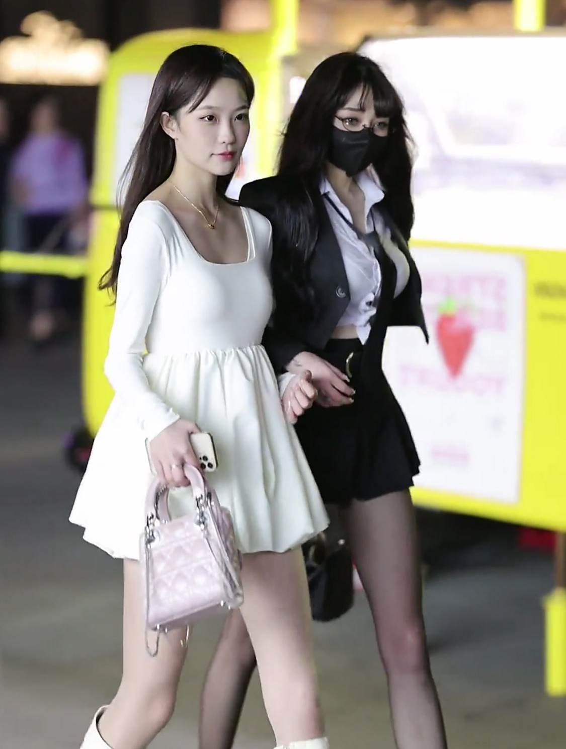 街拍成都太古里美女,性感大长腿,超级劲爆姐妹花!