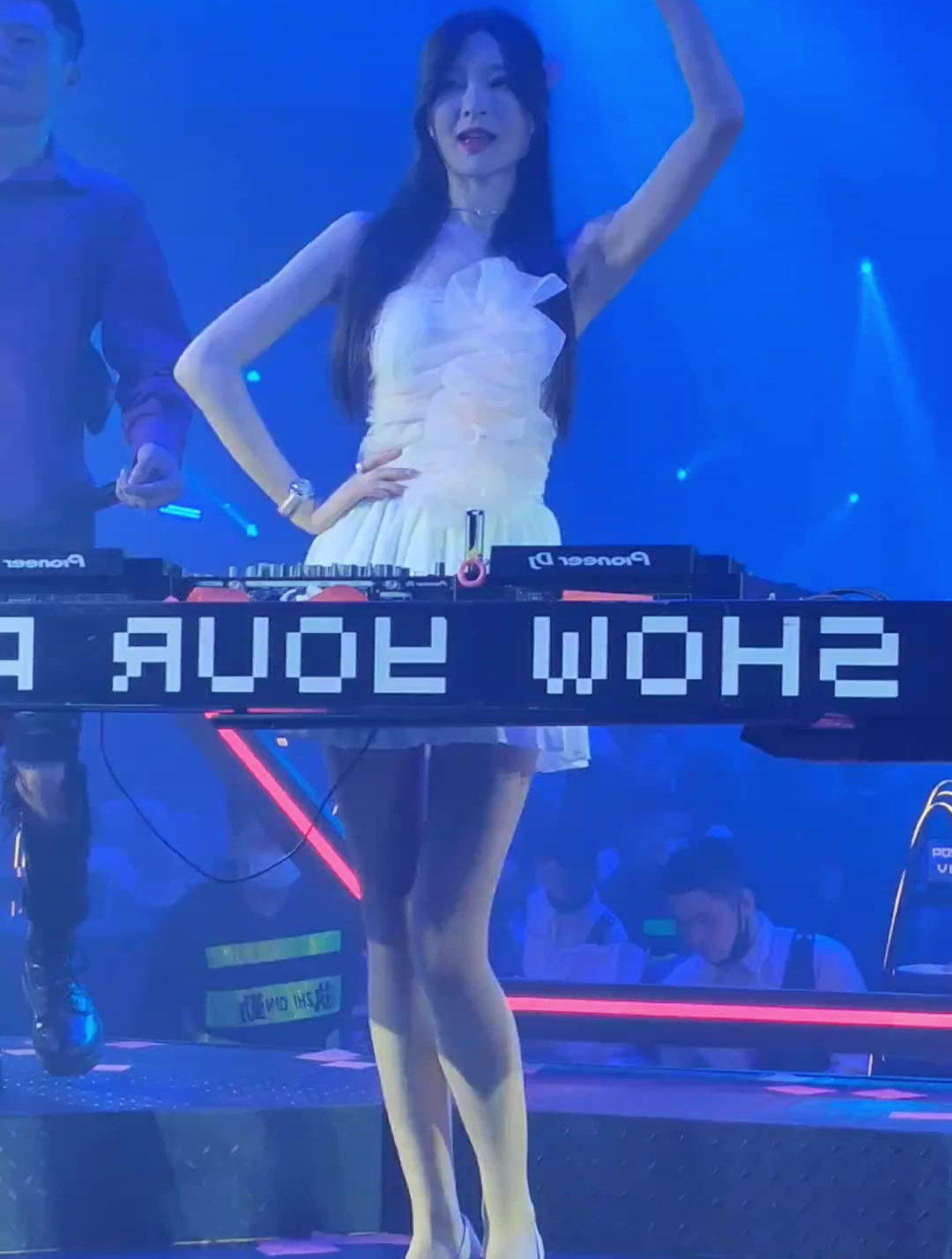 身材超好美女dj打碟开始了,接下来这一幕,一般人还真顶不住!