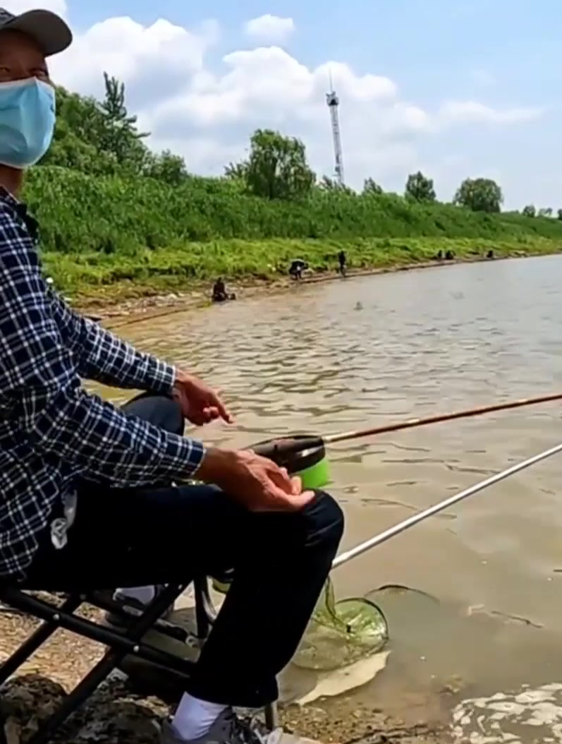 农村大哥放长线钓大鱼要不是提前尾随绝对找不到老巢
