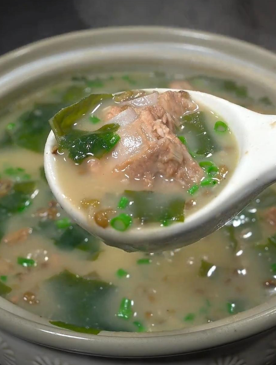 这样做的绿豆裙带菜排骨汤,全家人都特别喜欢喝