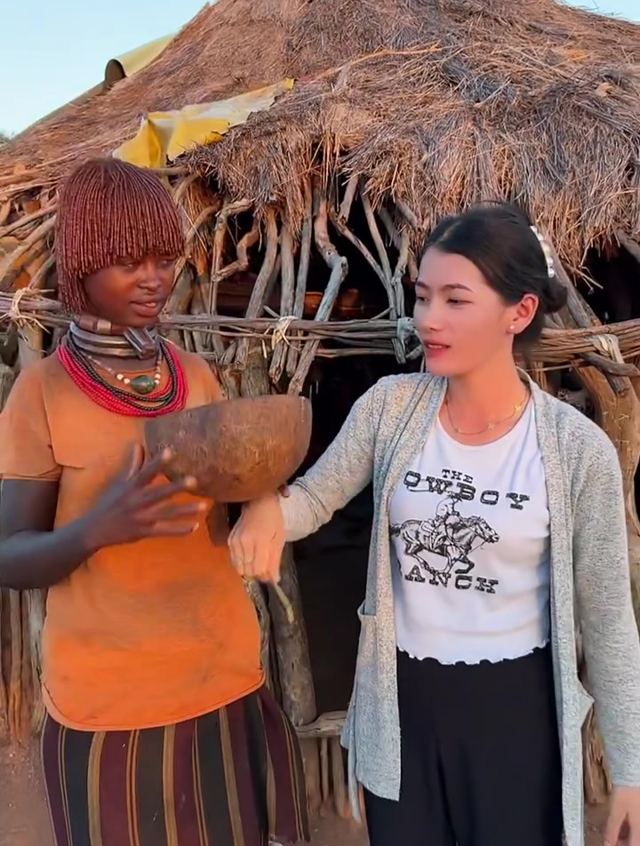 中国小姐姐嫁到非洲,生活方式很落后,竟然这样刷牙