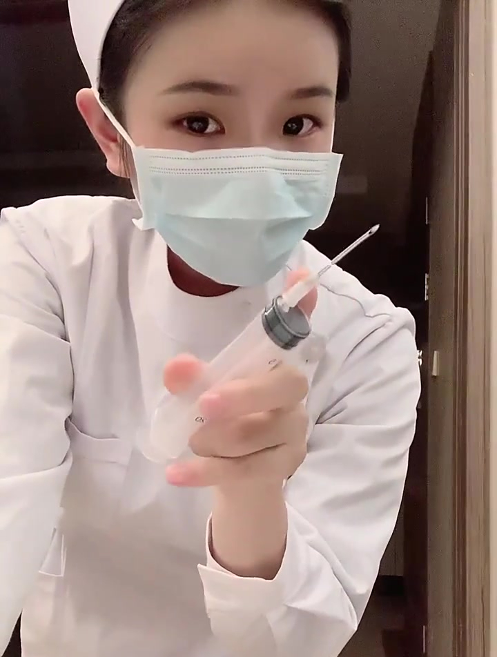 小朋友,不要买太多的玩具哦,再买,阿姨要打针针了