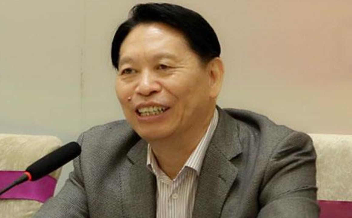 1958年,李晓明出生于云南玉溪市,家庭条件和大多数一样,平凡又普通,能