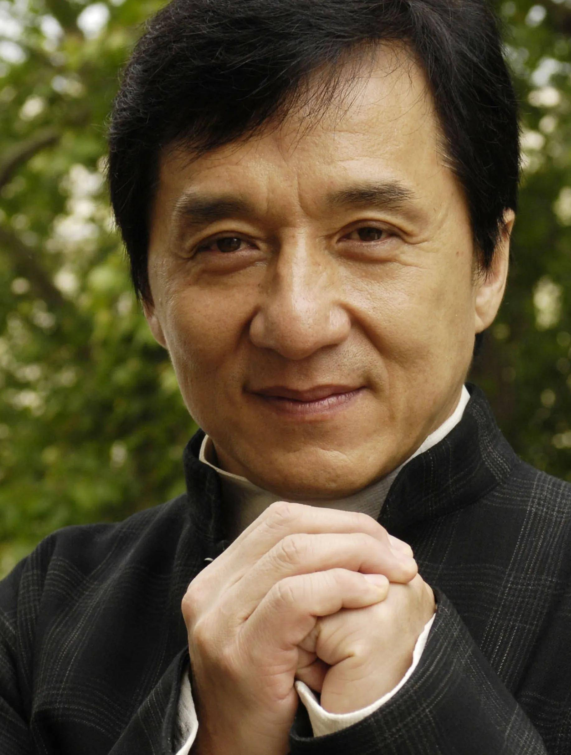 超级巨星成龙:教育权志龙远离女人,自己却左拥右抱2