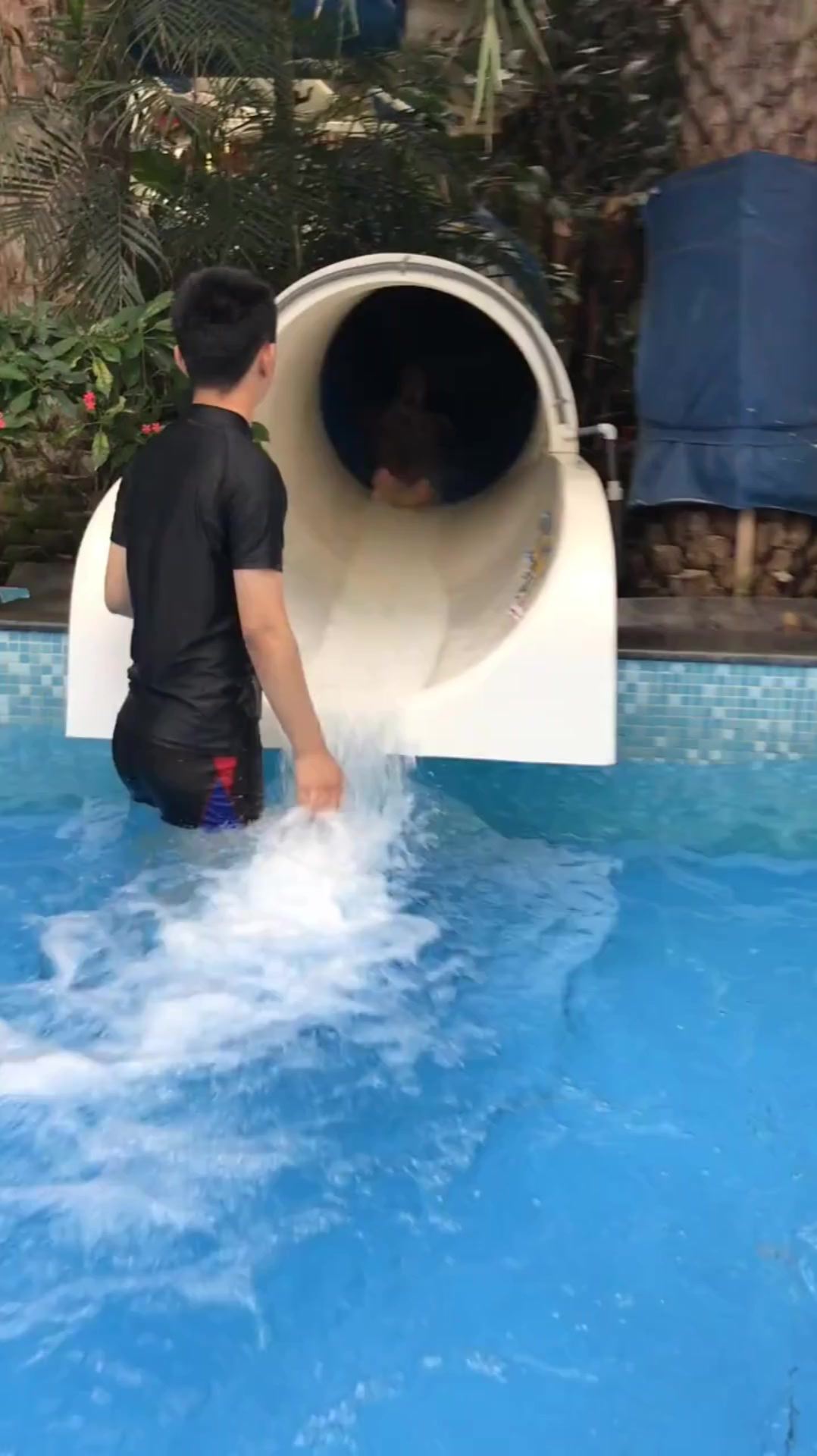 水上乐园的一幕,美女挑战滑滑梯,却直接砸懵教练-度小视