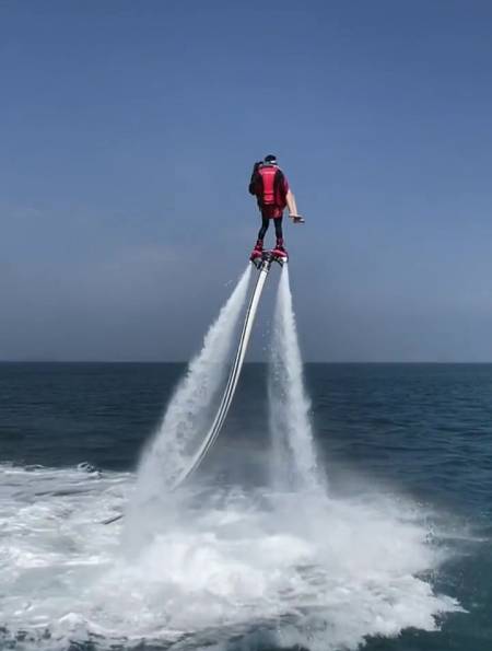 海南三亚的水上飞人,很多女孩子都喜欢去玩,男朋友只能在岸上拍-度小