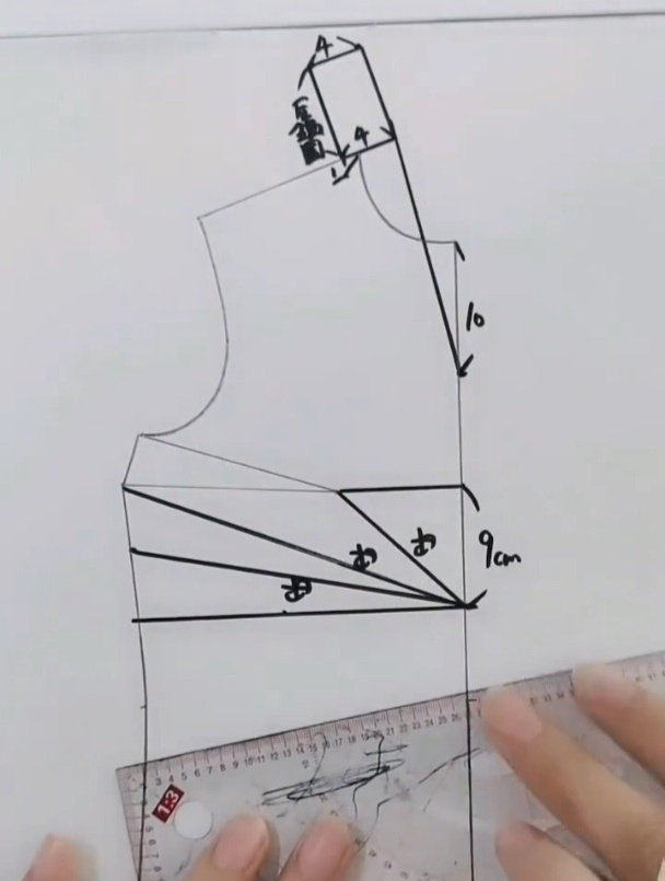 连立领扭结裁剪设计