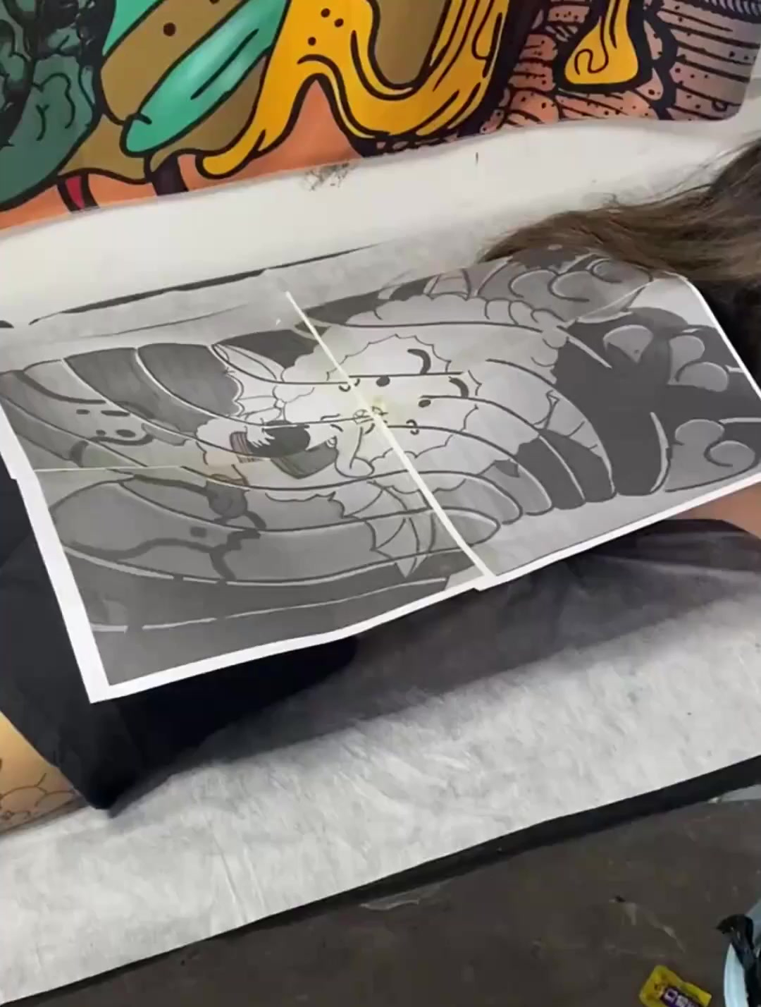 给美女安排个满背,但背上纹个懒羊羊,是要闹哪样啊-度小视