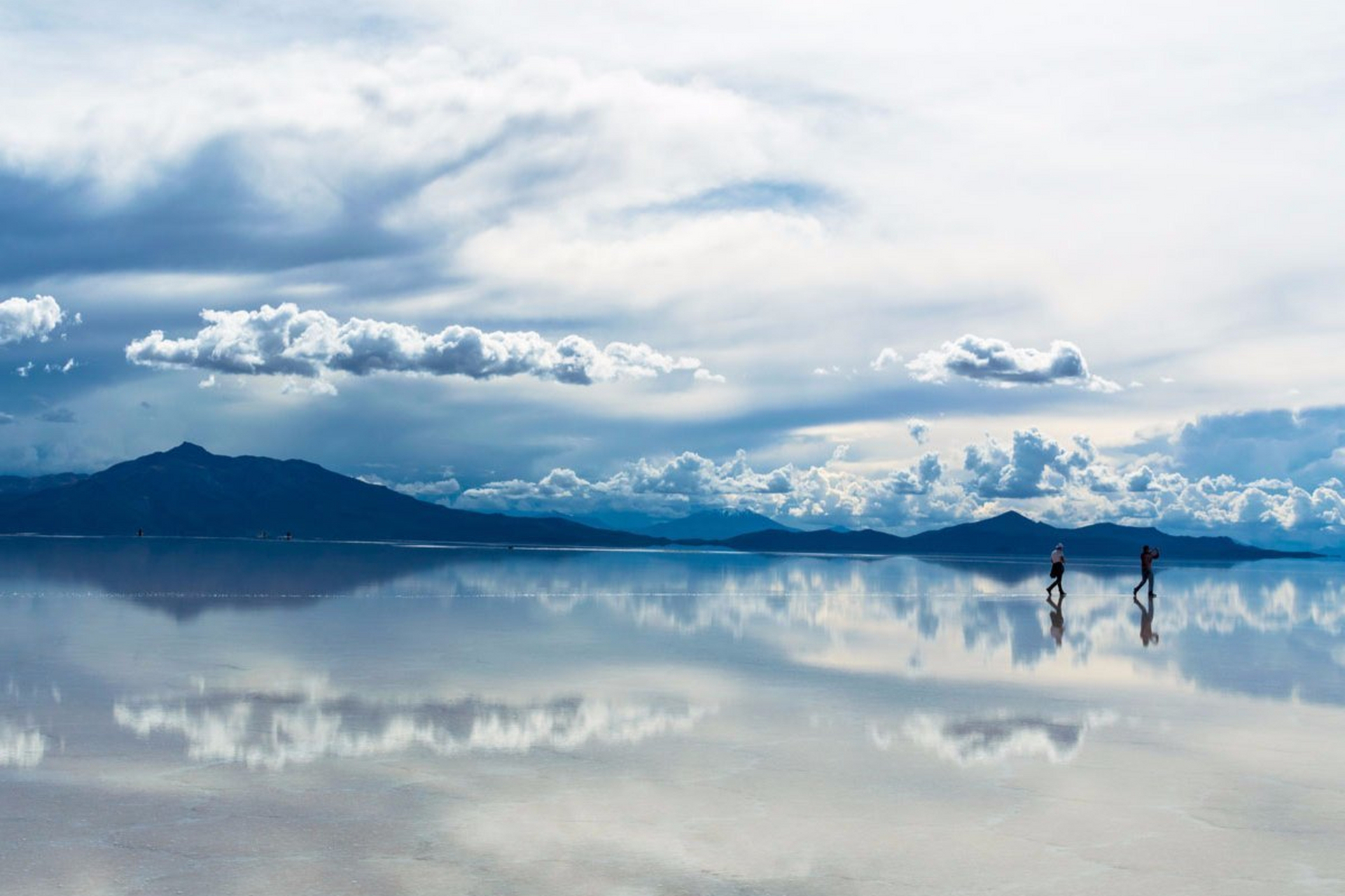 乌尤尼盐沼是位于玻利维亚的世界上最大的盐湖,拥有壮观的自然风光和