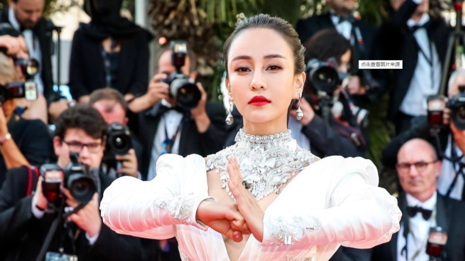 成龙女徒弟的身材堪比柳岩,连体裤都能穿出立体感,高挑又有韵味