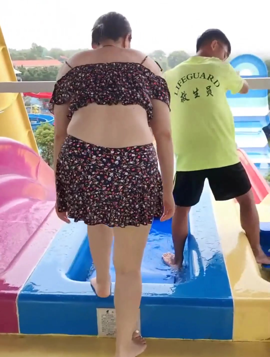 美女水上乐园玩滑梯,微胖的身材配上比基尼,忍不住想多看两眼!-度小视