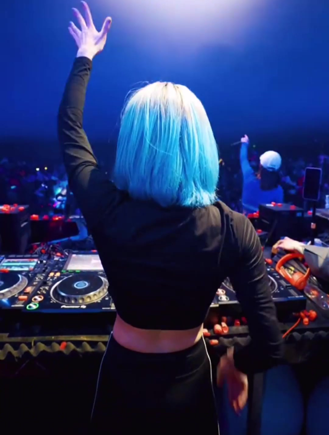 美女dj在线蹦迪,高颜值高身材,这气氛简直太燃了!-度小视