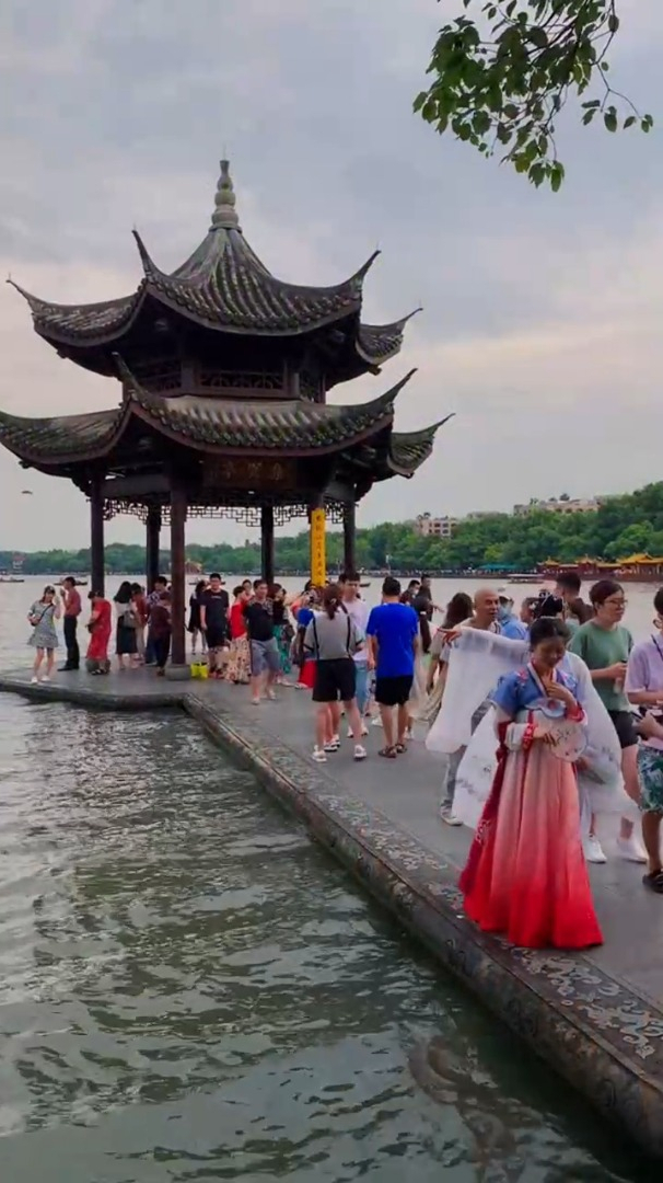 风景治愈系:西湖有三怪:断桥不断肝肠断,孤山不孤