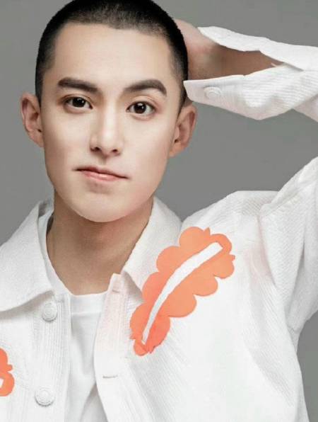 王鹤棣寸头写真旧照曝光 五官立体痞帅十足-度小视