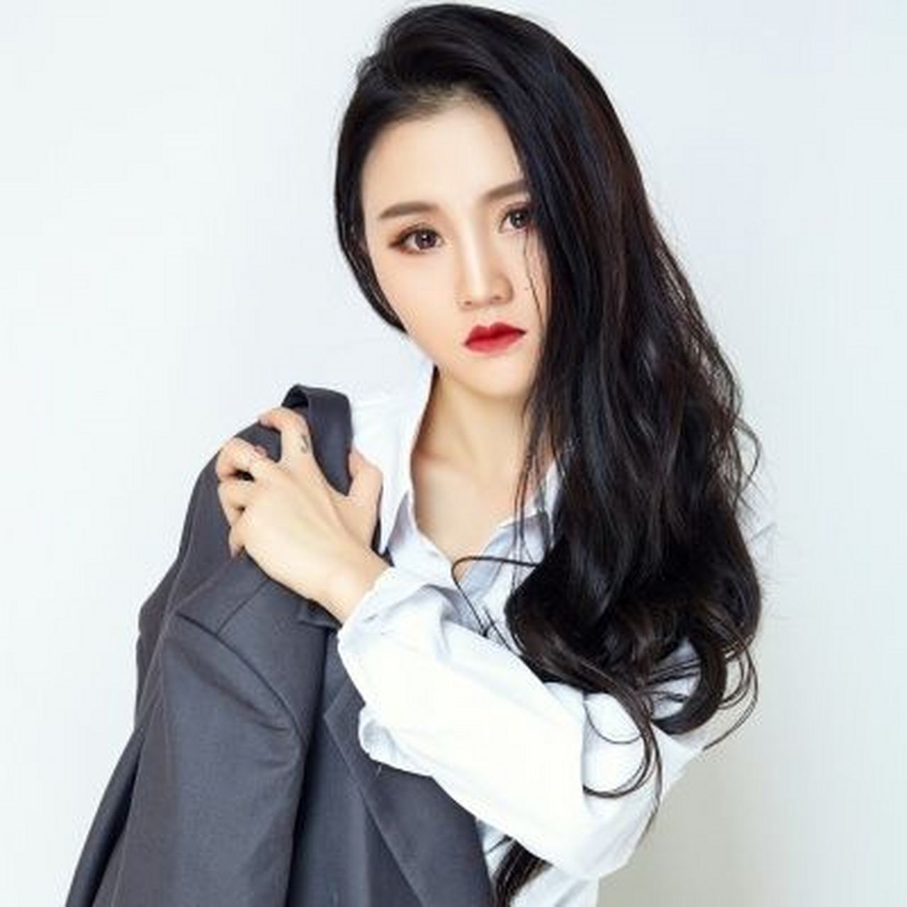 歌手二小姐是贵州遵义的民间歌手,以其甜美的嗓音和出色的演唱技巧