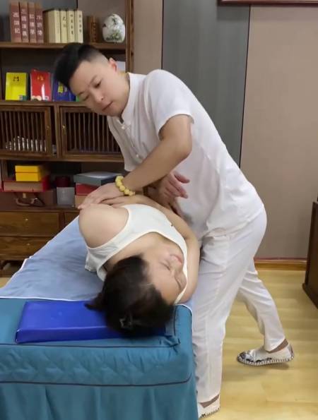 美女体验按摩正骨,师傅这两根手指有点意思,看完我也想去学了!-度小视