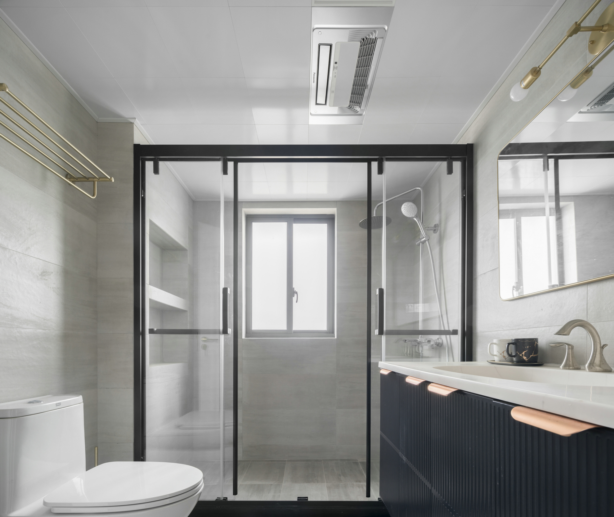 风暖浴霸安装在淋浴房内好还是外面好?安装到哪个位置比较好?