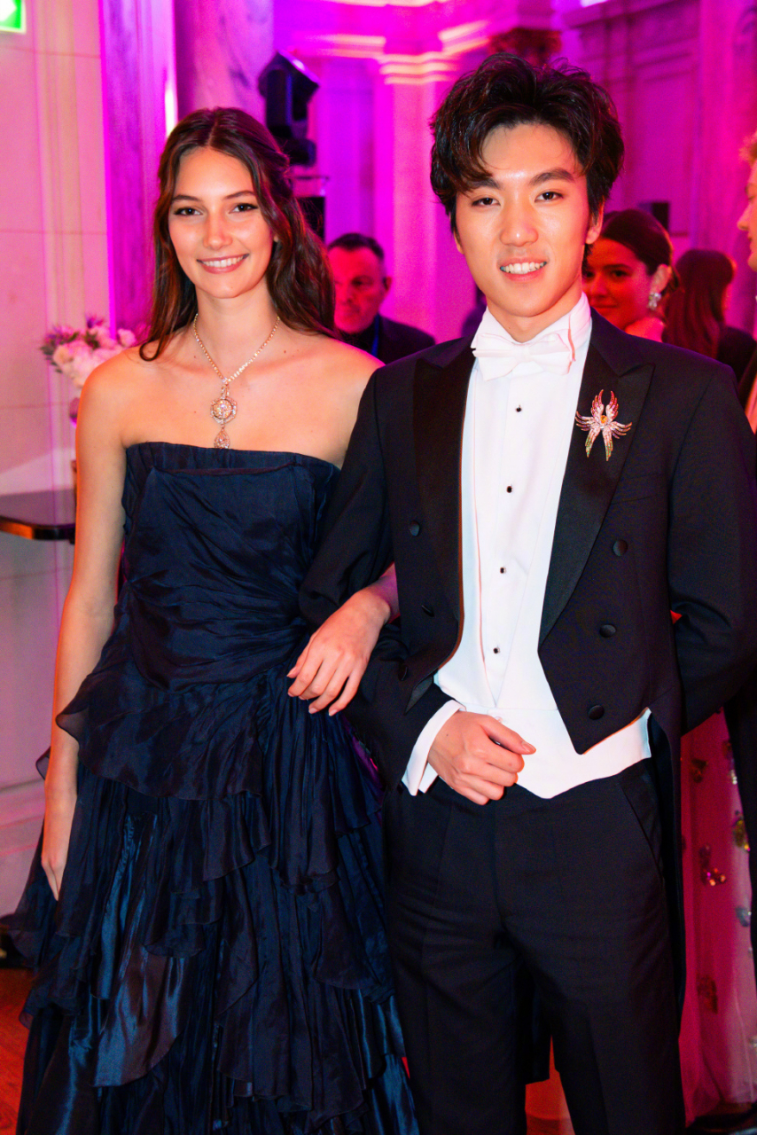 张壹男,大导演张艺谋之子,巴黎名媛舞会,他作为男伴舞骑士出席舞会.