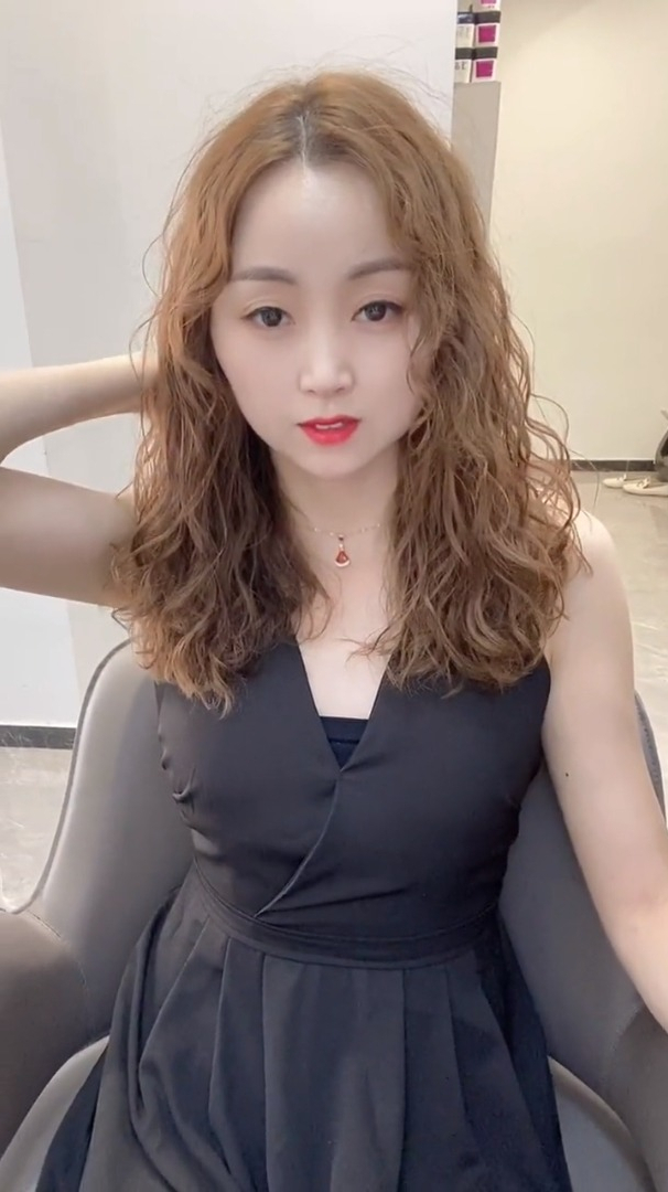 冬天喜欢扎发的可以试试这款芭比卷可扎可披洋气又减龄