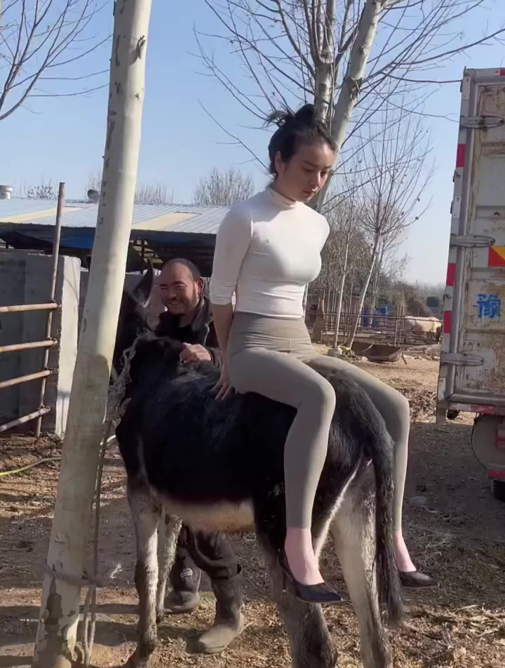 什么叫骑驴看唱本,高跟鞋美女来给你示范!