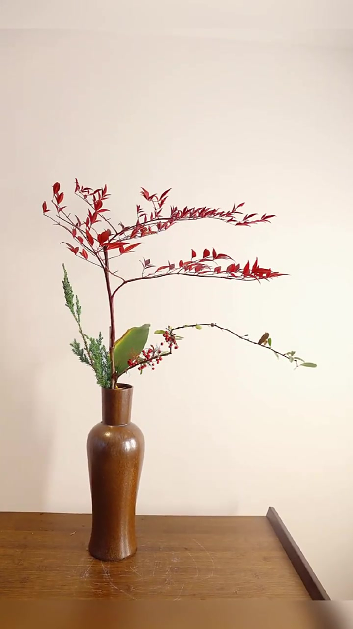 用冬日里的红叶来插花