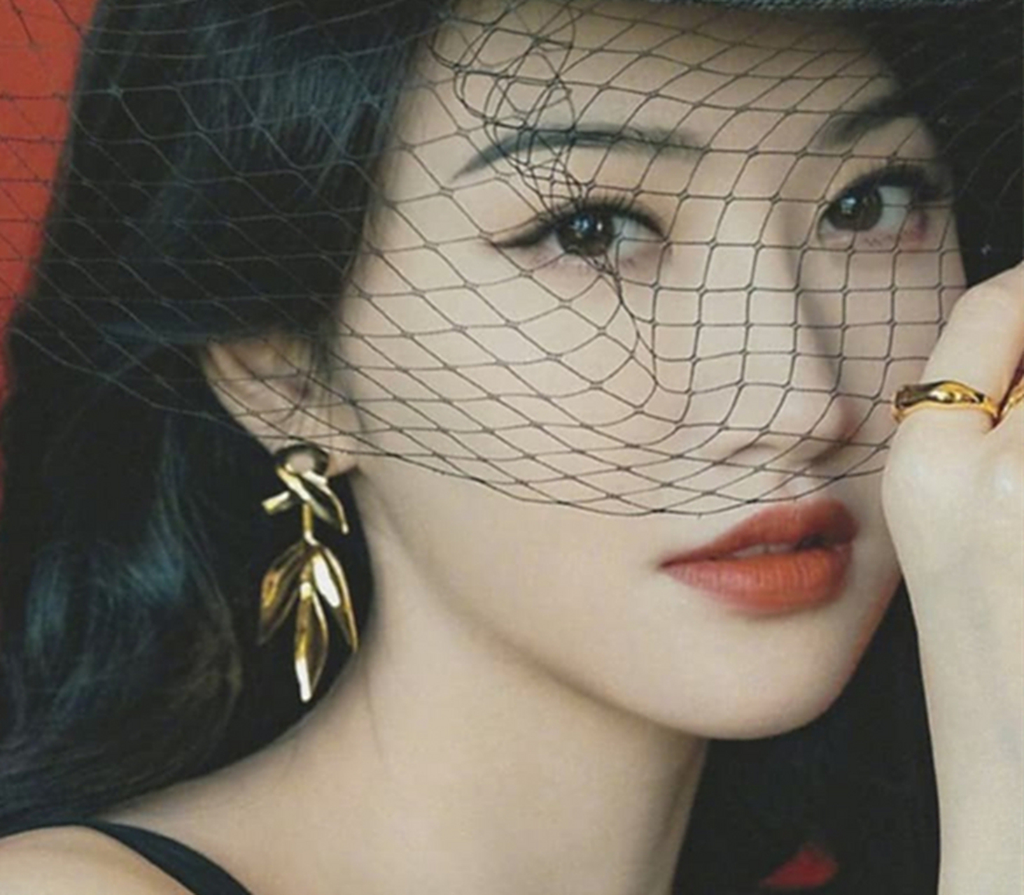 高贵优雅,仪态万千的"人间富贵花"#景甜# 身穿黑色吊带裙,丰腴身姿