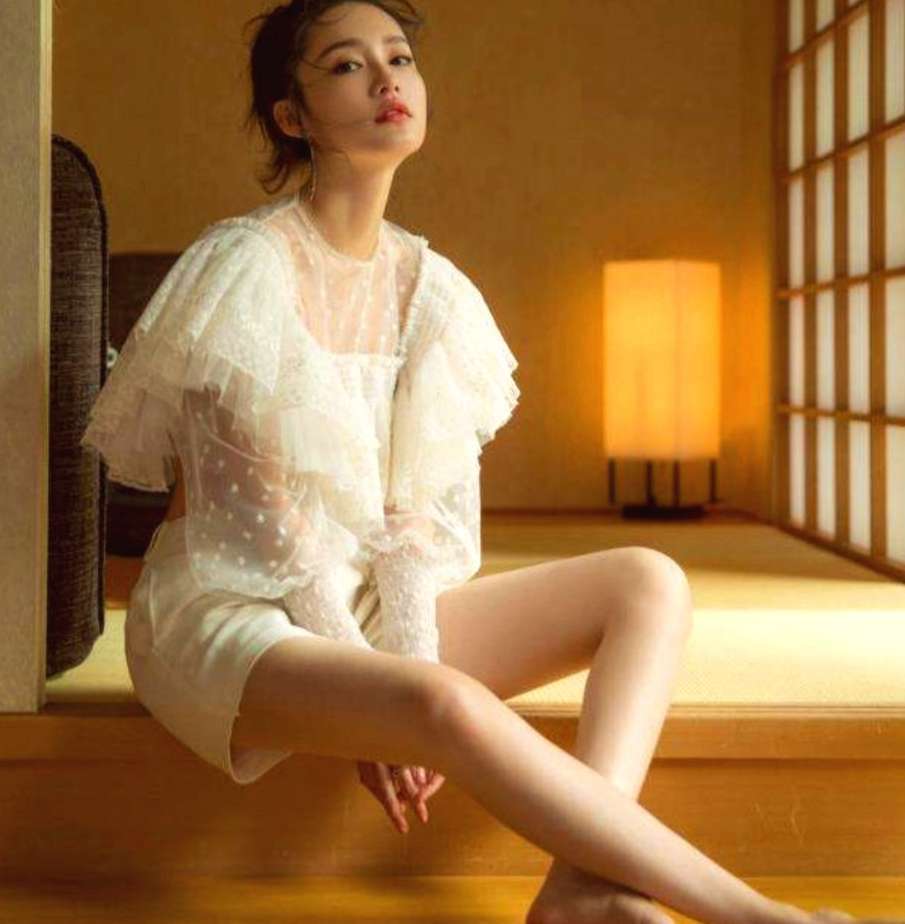 李沁"空姐腿"太吸睛,身穿连体短裤白到发光,堪称"第一美人"