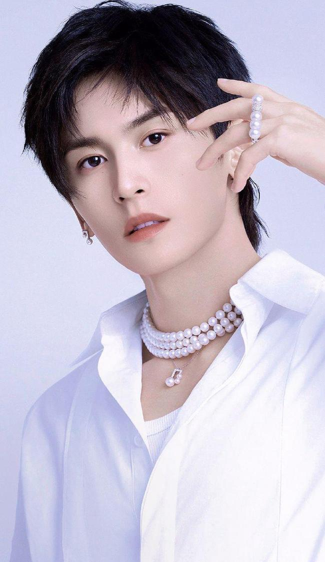 张哲瀚气质太绝了!穿白衬衫戴珍珠项链,风度翩翩宛如贵公子