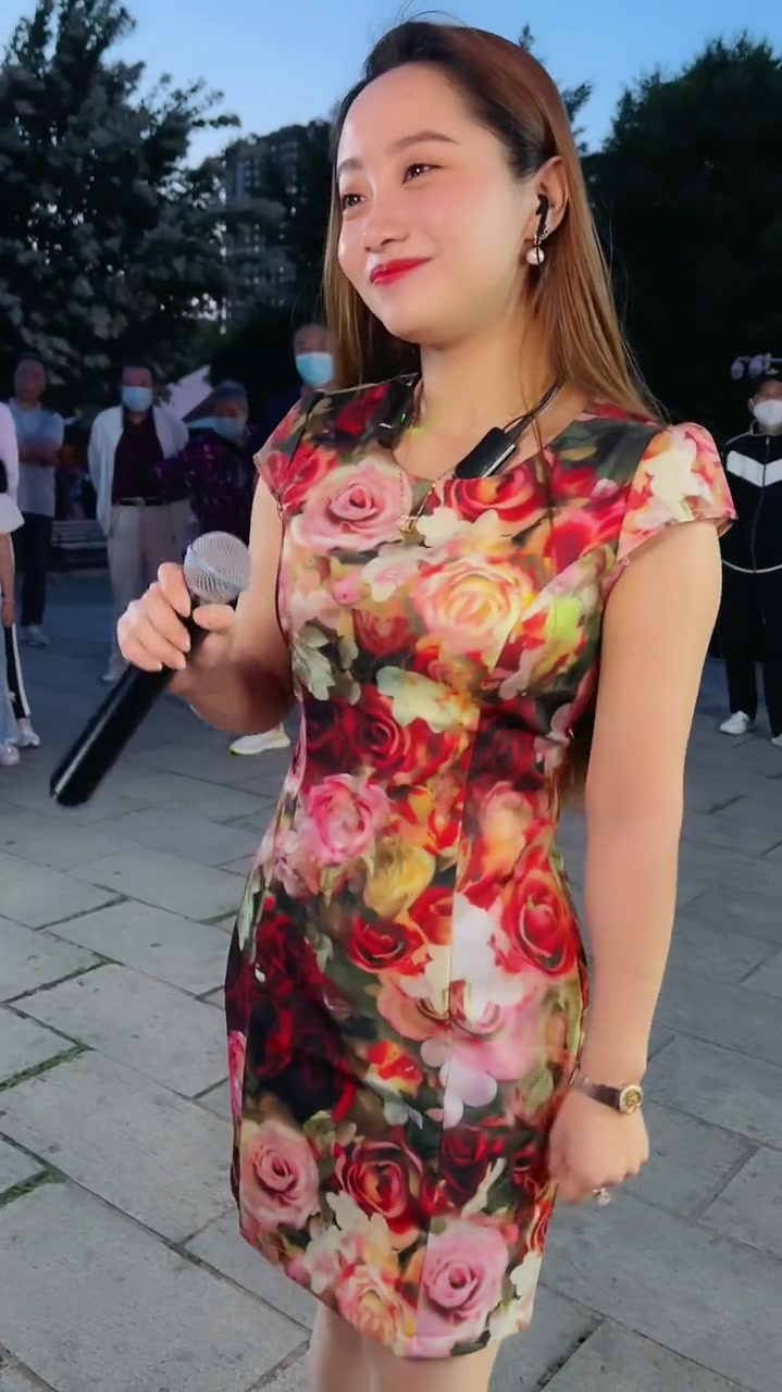 鞍山美女大晨辰户外直播演唱《如果爱情也可以百度》-度小视