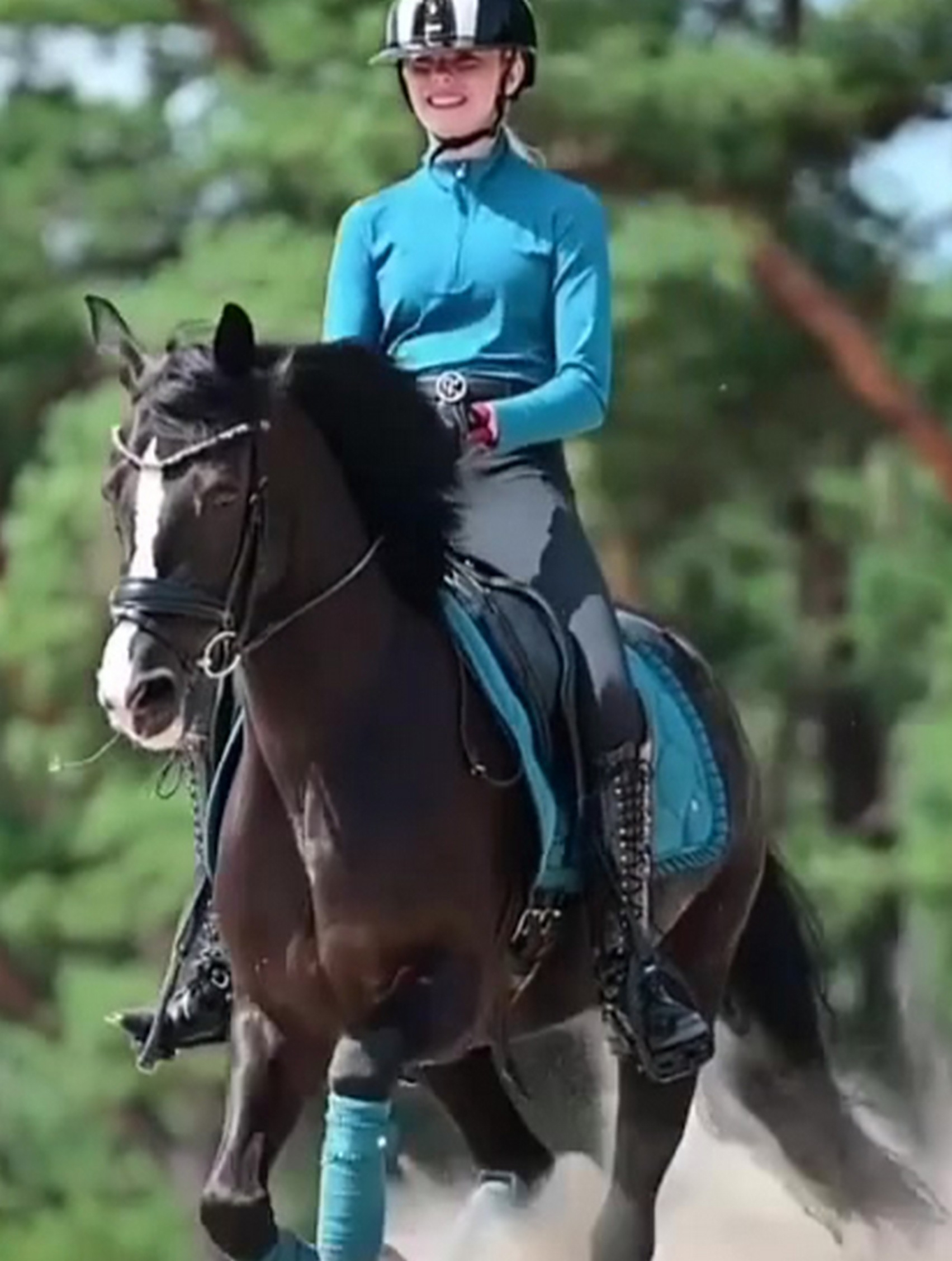 最喜欢看外国小姐姐穿紧身衣骑马了!-度小视