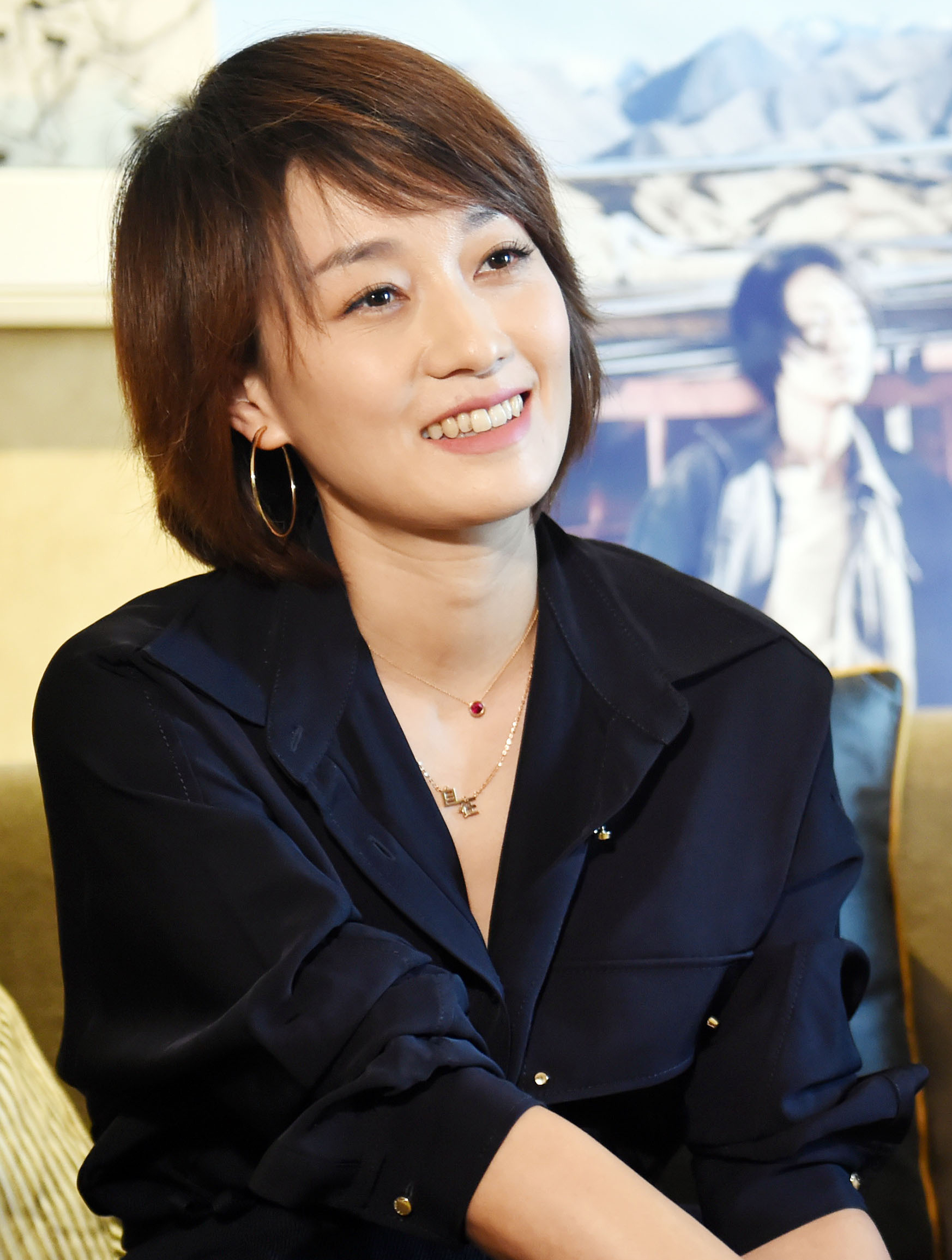 马伊琍带大女儿逛环球影城15岁女儿文君竹颜值超高