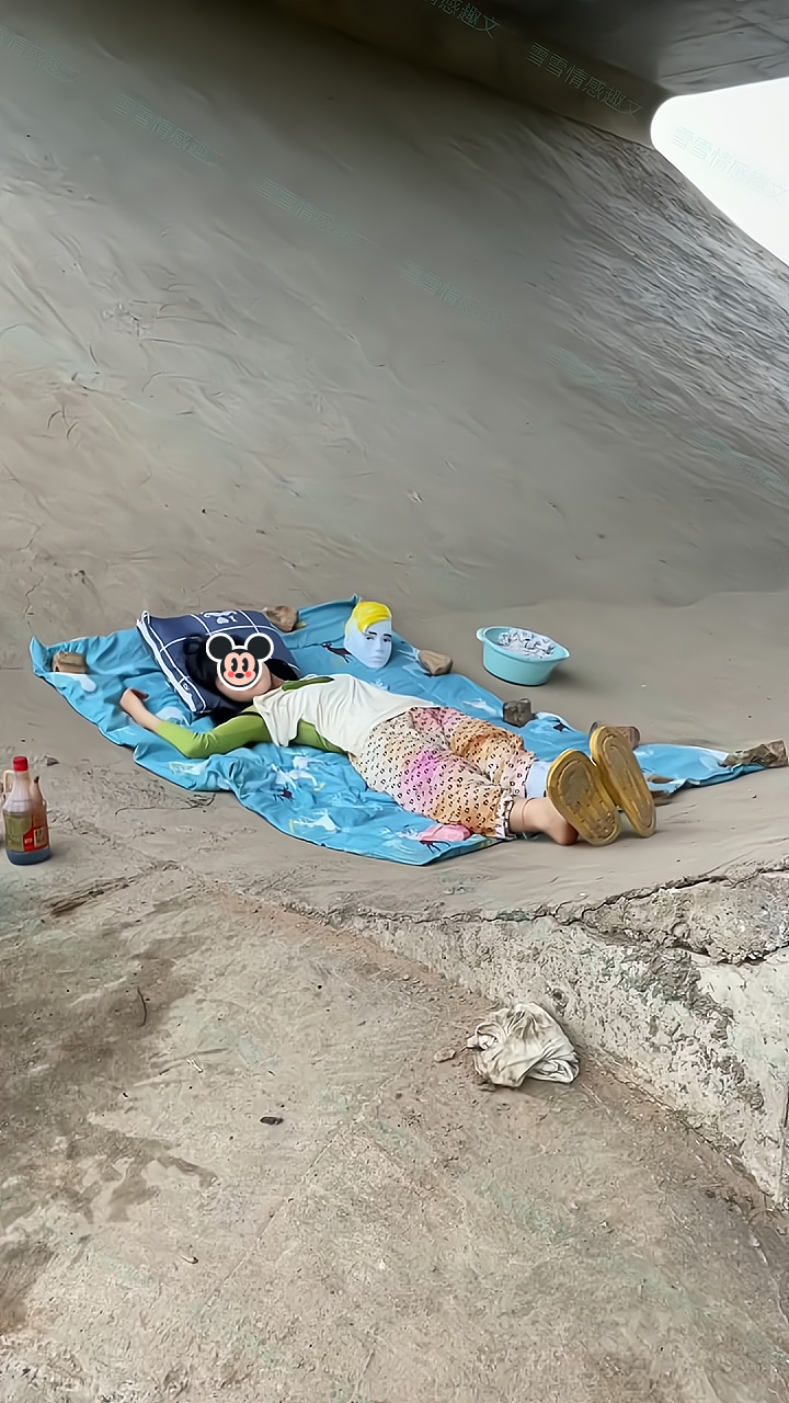 女子无家可归睡在桥洞里,男子想买衣服给她穿,并娶她回家做老婆