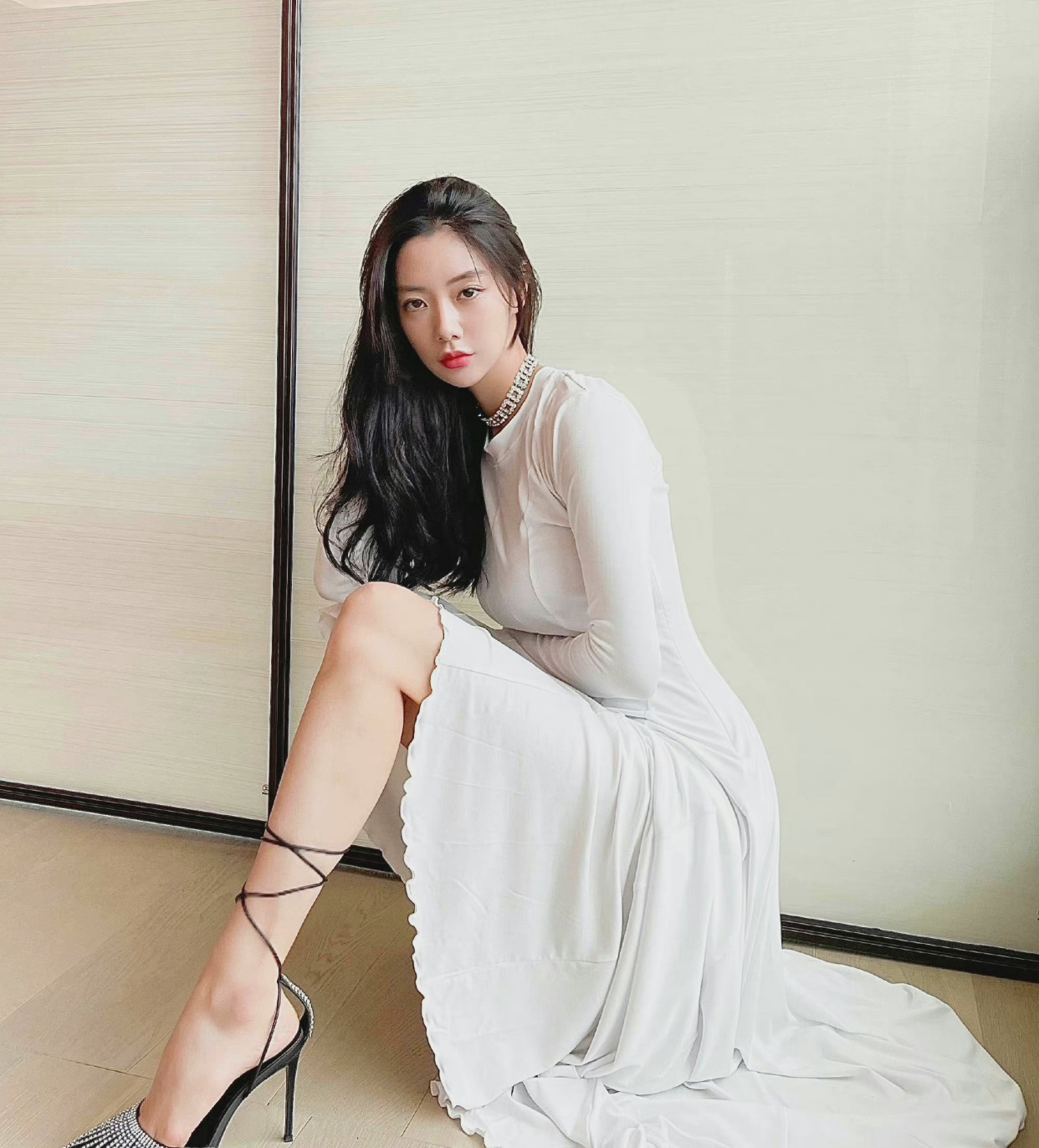 克拉拉穿抹胸牛仔连体裤,秀出大长腿!穿搭有些网红范儿