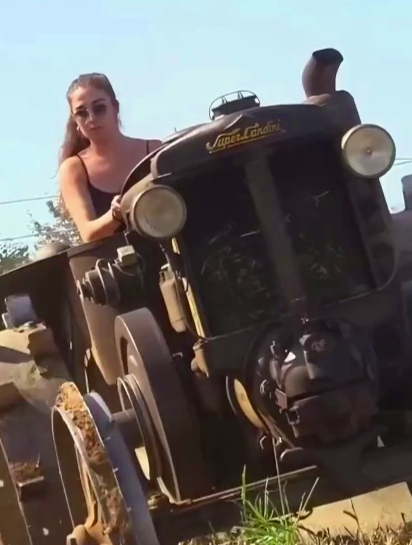 美女驾驶老拖拉机