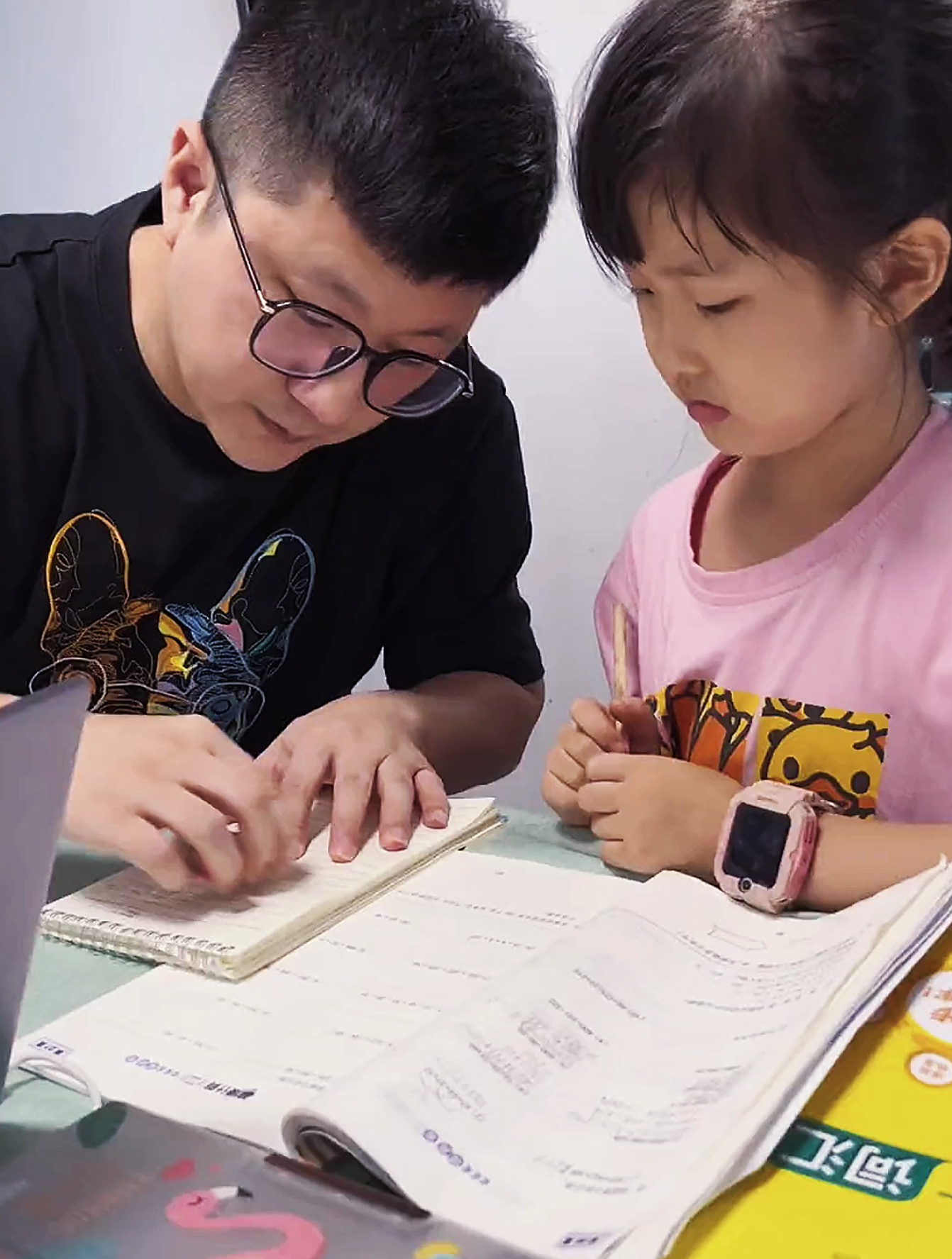 爸爸辅导女儿写作业时反复讲解,还自我反省,网友:这耐心真佩服