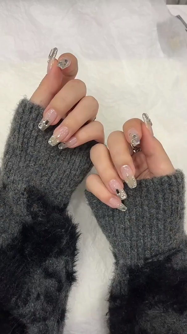 银色爆闪美甲银色亮片钻有一个指头是水滴的立体的好闪