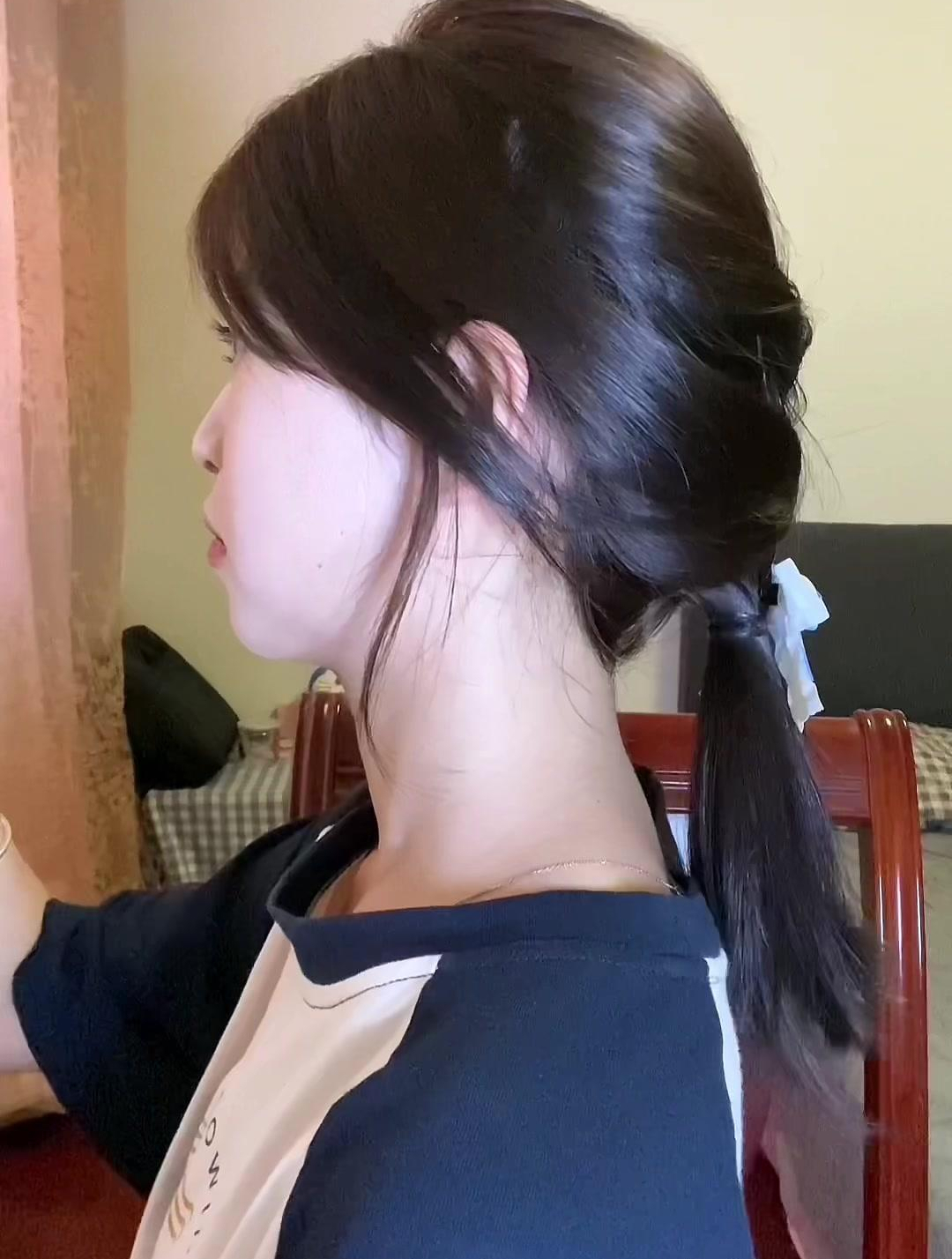 编发教程,扁头姐妹试试这个饱满低马尾吧-度小视